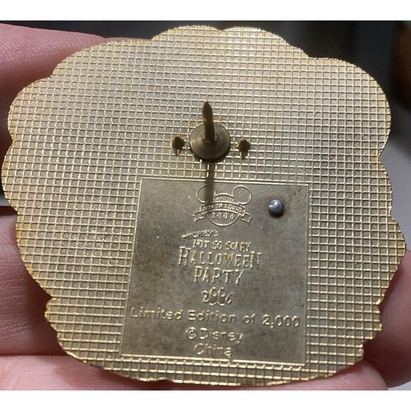 Vintage 2004 Halloween Disney Pin Limited 2,000 Rare HTF - Picture 2 of 2